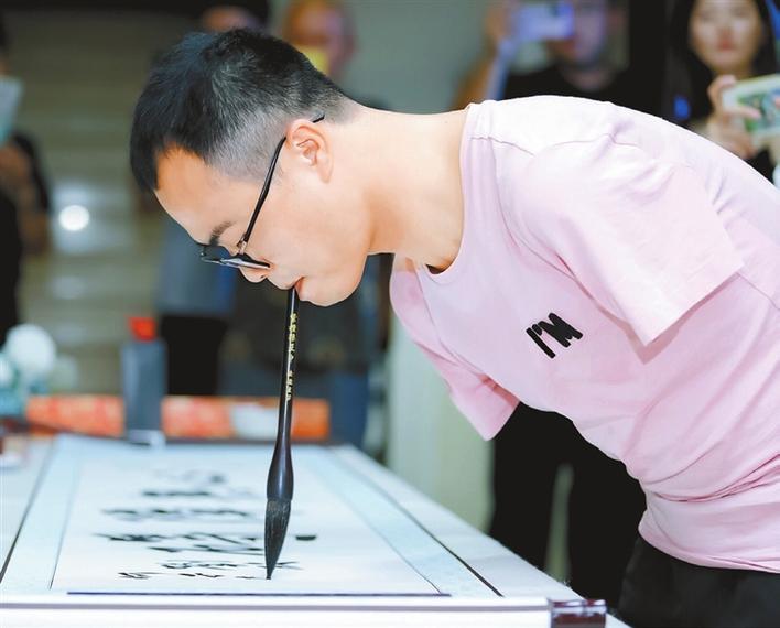 Armless host inspires viewers by writing with mouth,longhua,longhua district,Longhua Government Online