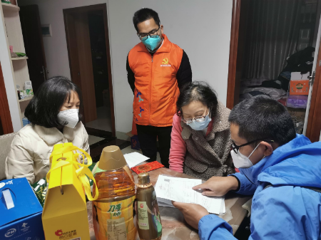 龙华区信访局党组成员、支部副书记立群同志率队开展走访慰问活动