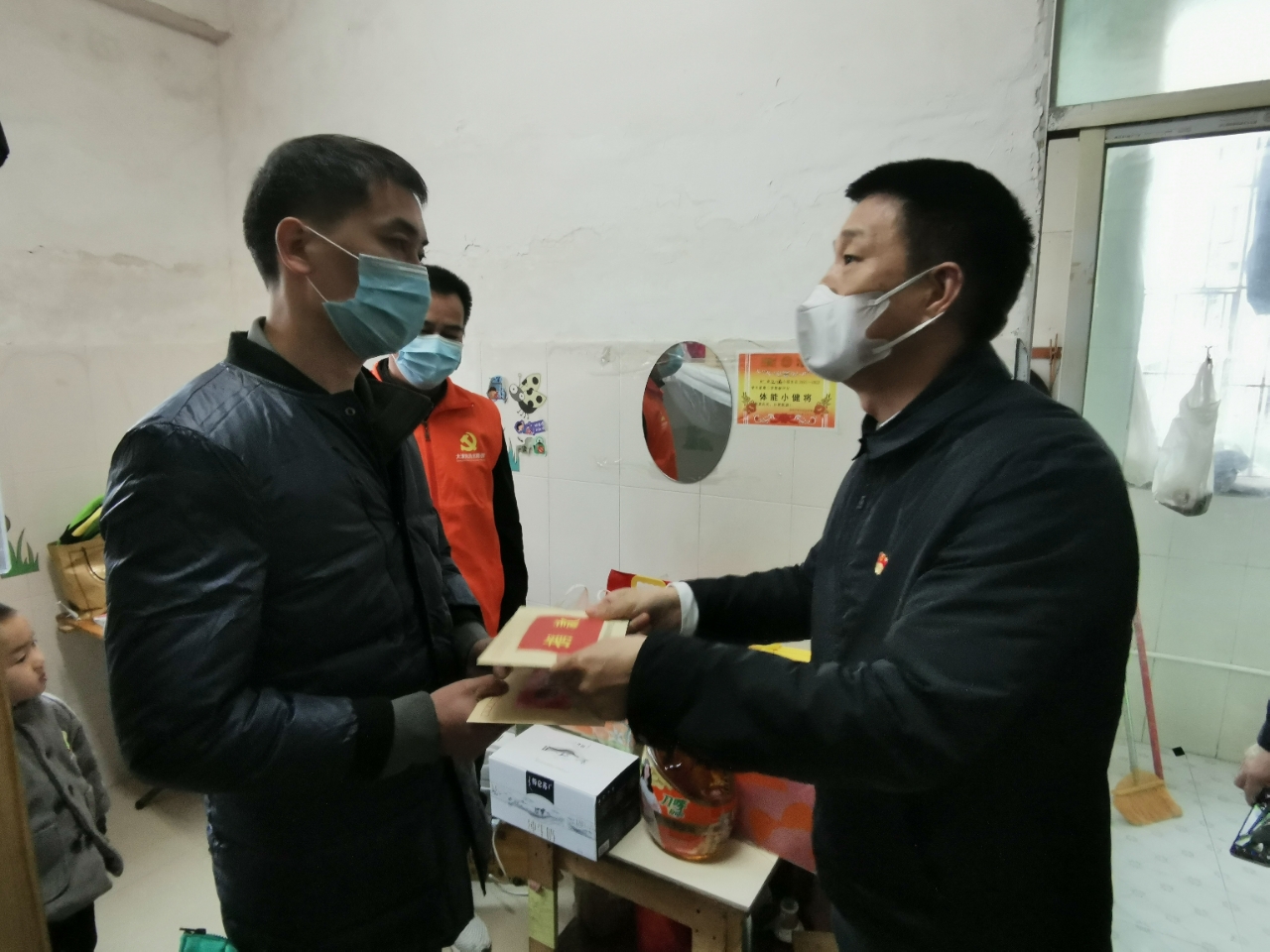 龙华区信访局开展“扶贫济困日”献爱心捐善款活动