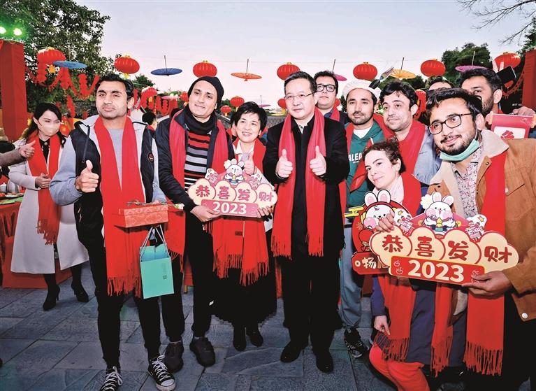 Expats, locals revel at CNY fete in Longhua,longhua,longhua district,Longhua Government Online