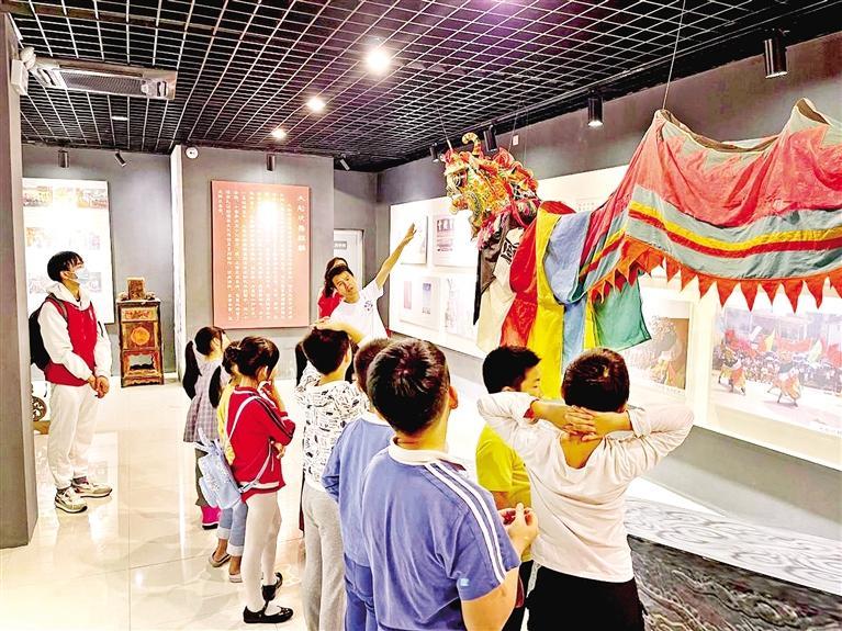 大浪社区青少年学习麒麟舞