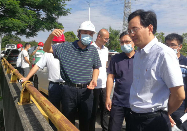 听取项目情况介绍_副本.jpg