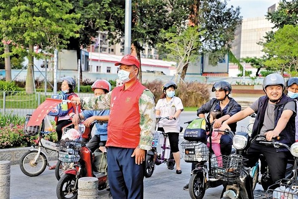 福城街道积极开展志愿服务引导居民安全文明出行1.jpg