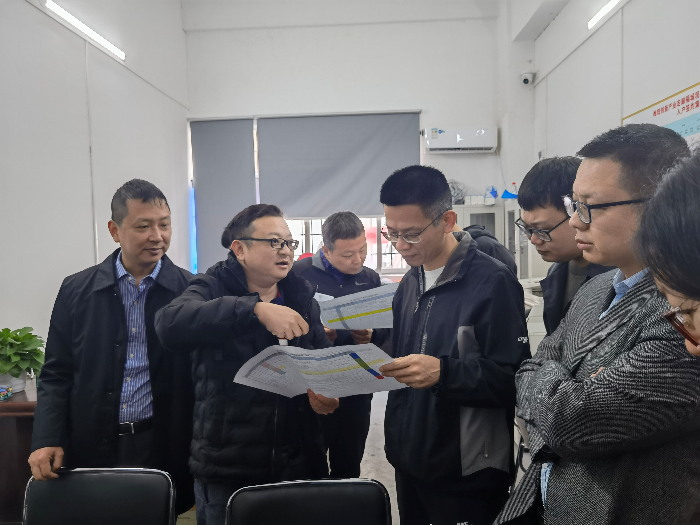 区城市更新和土地整备局局长文峰同志走访现场指挥部各入户签约小组了解项目工作进展情况