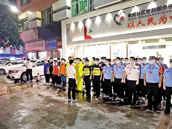 福城街道“周三安全日” 近千人夜巡排查隐患筑牢汛期安全防线1.jpg