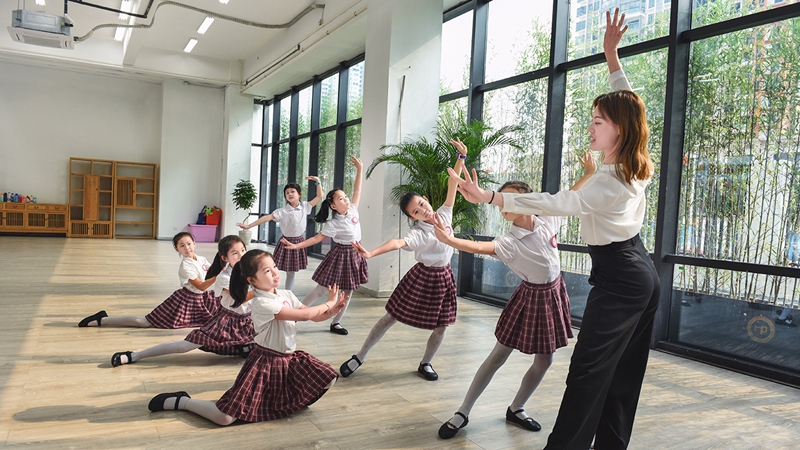 20 和平实验小学舞蹈老师韩天月在上民族舞社团课_副本.jpg