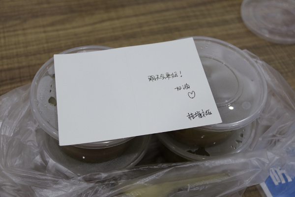 天太热，党员志愿者给防疫工作人员“降降温”2.png
