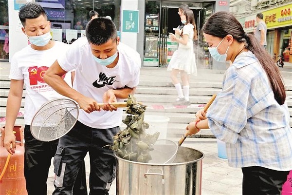 章阁社区5000个粽子送一线人员1.jpg