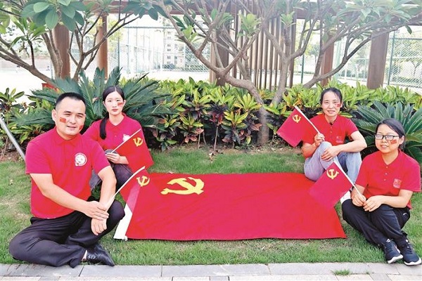 福城街道桔塘社区青年与党旗合影.jpg
