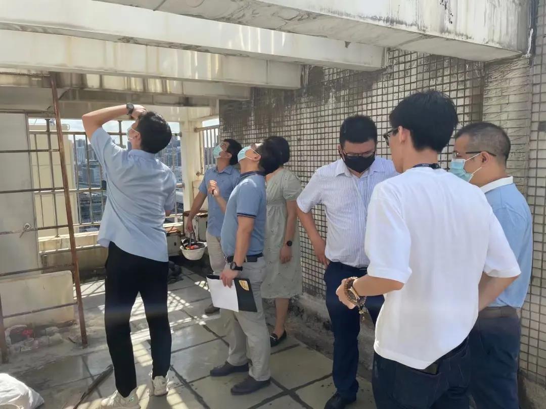 区水务局吴涛同志陪同市水务局对我区二次供水小区进行抽检.jpg