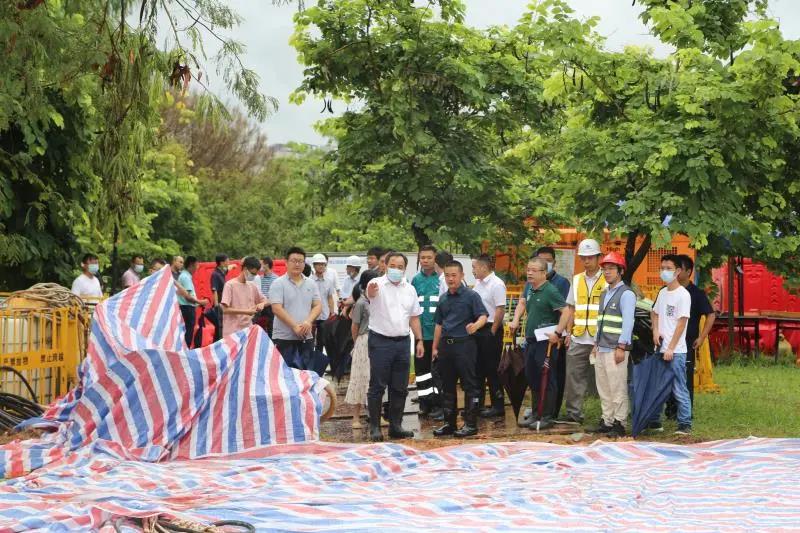 志东副区长率队检查水库、老旧挡墙、在建工地台风防御工作.jpg