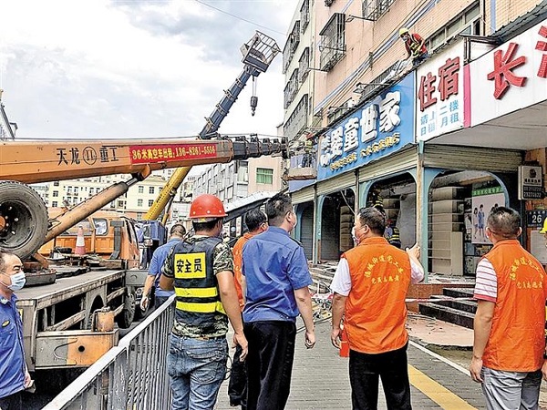 福城街道，党建引领，以情动人，阳光执法，福城城中村乱搭建实现平安和谐清拆2.jpg