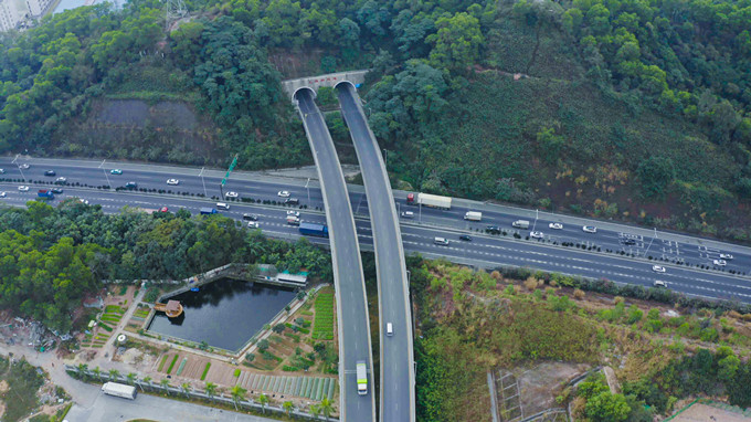 2019年11月20日，华辉路上横朗隧道正式通车。.jpg