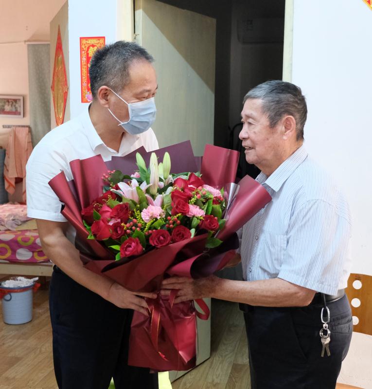 铭记抗战历史，传承红色基因--龙华区退役军人事务局开展走访慰问抗日老同志和抗日烈属活动，龙华区，龙华政府在线，龙华区政府在线