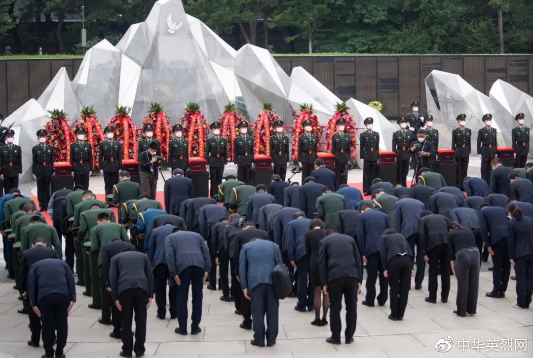 安葬仪式现场，全体人员向中国人民志愿军烈士遗骸三鞠躬。陶冉 摄