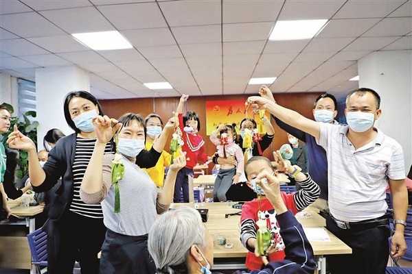 居民化身“神农”制作中医药工艺品1.jpg