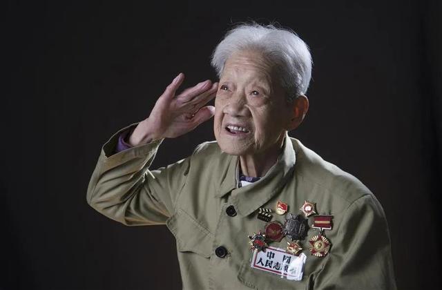 她曾整理黄继光烈士遗体，三天三夜后，大家肃立敬礼……