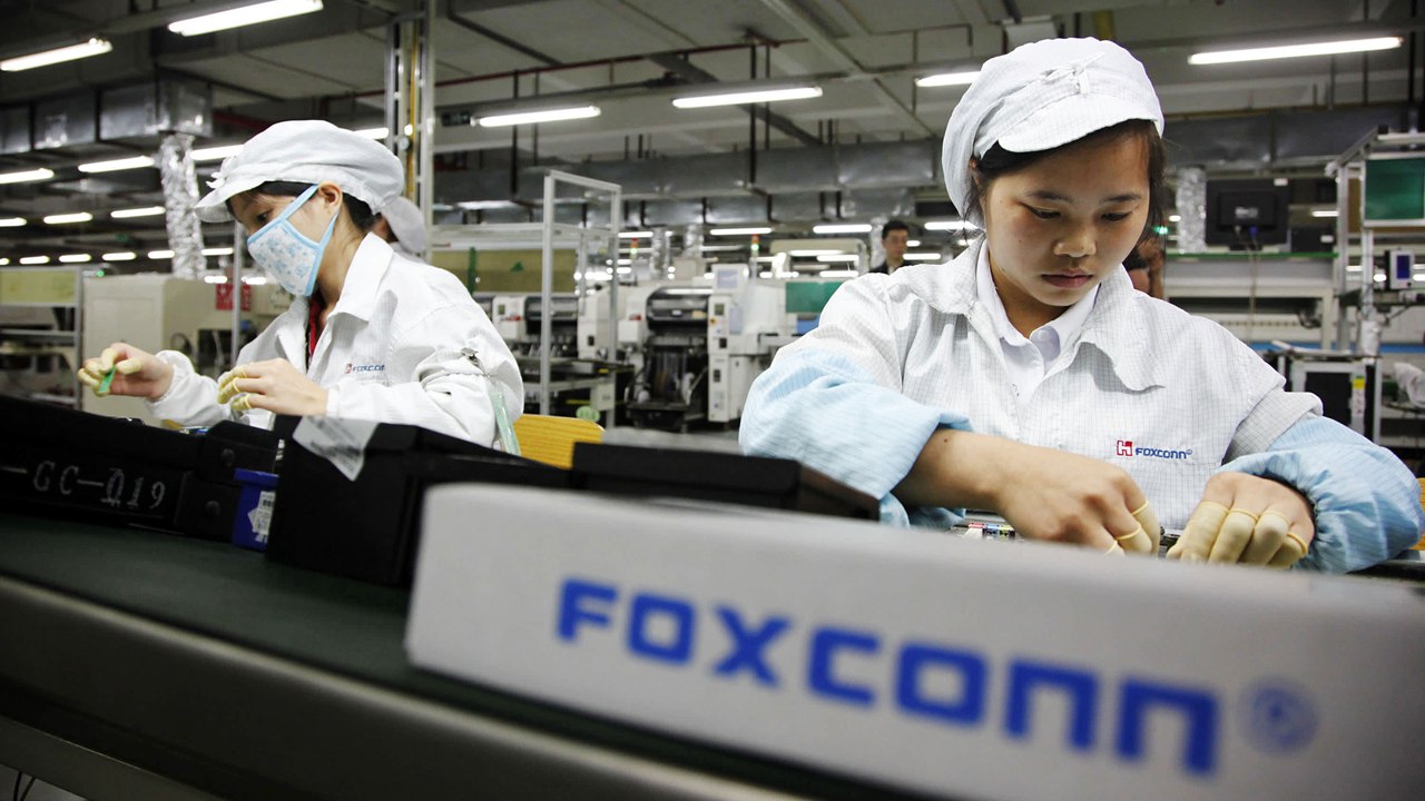 100642777-foxconn-worker-assembly-line-gettyp_副本.jpg