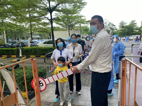 福城街道茜坑社区设流动便民核酸采样点，高效贴心服务获居民点赞3.jpg