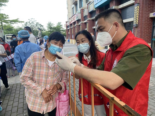 福城街道茜坑社区设流动便民核酸采样点，高效贴心服务获居民点赞2.jpg