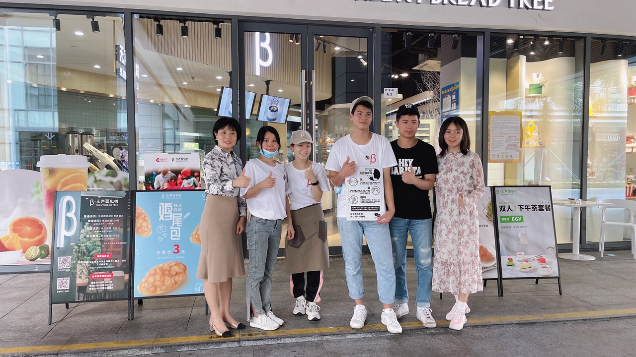 Baking lover and her bakery with ‘silent’ staffers,longhua,longhua district,Longhua Government Online