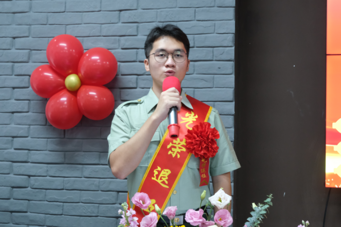 图片5-优秀退役士兵代表钟涛发表心得感受.JPG