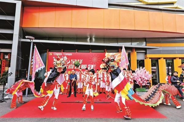 大浪街道开展迎春便民集市活动，国家级非遗文化大船坑舞麒麟让居民大饱眼福。.jpg