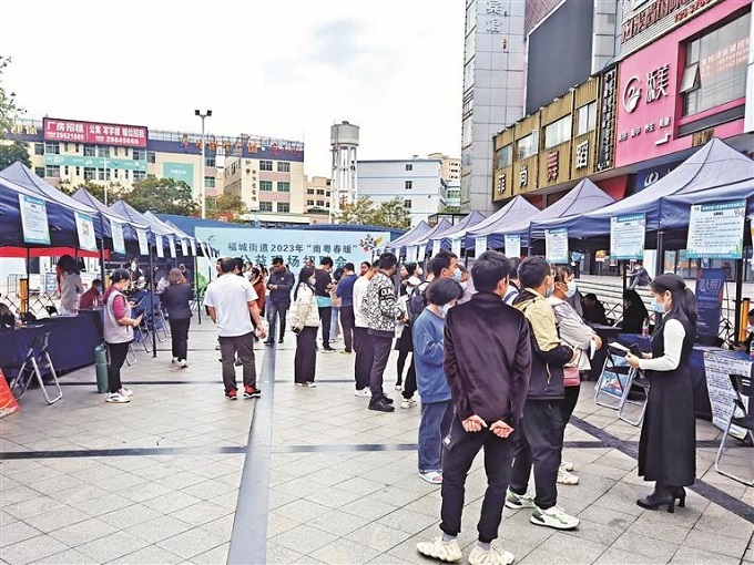 福城街道企业现场揽才气氛热烈1.jpg
