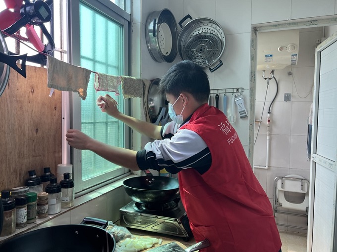 福城街道四和社区开展学雷锋阳光服务活动3.jpg
