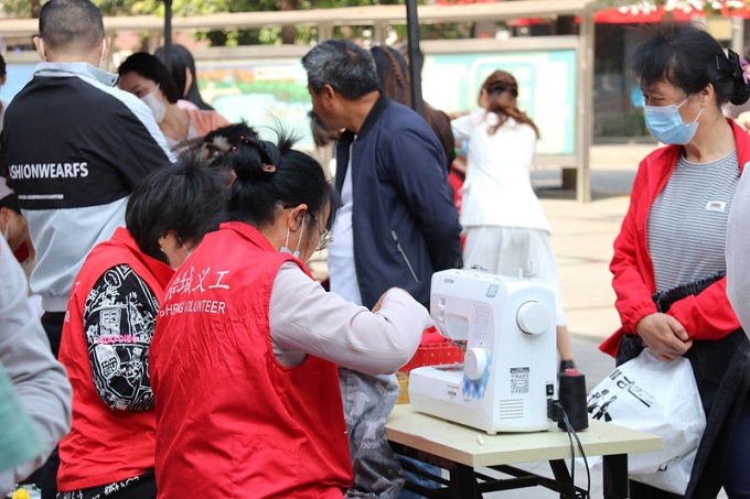 福城街道章阁社区“雷锋节”专场便民服务大集热闹非凡2.jpg