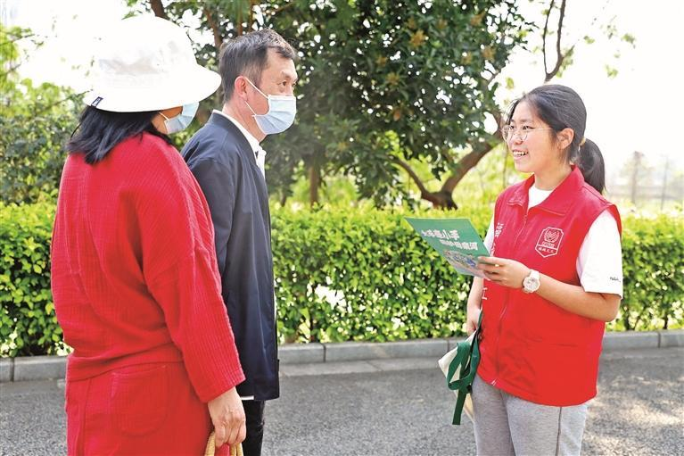志愿者向市民进行护河宣传。.png