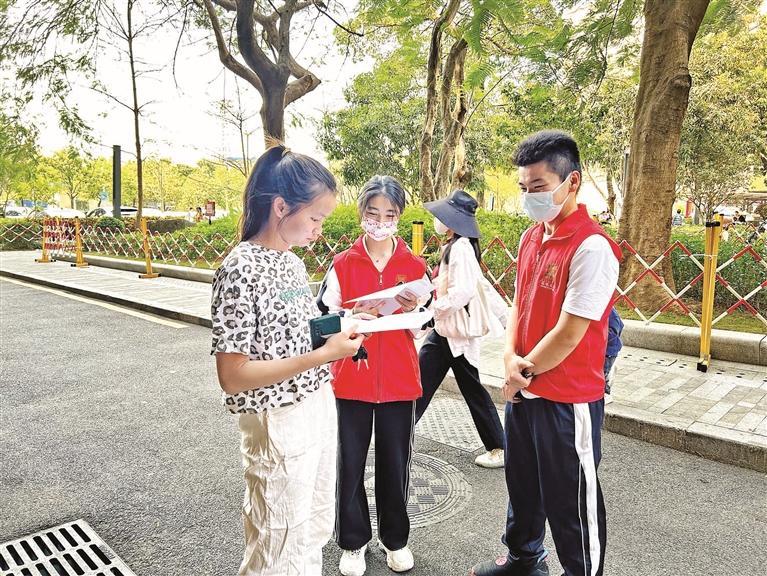 茜坑青少年志愿者为社区居民介绍社区志愿服务.jpg