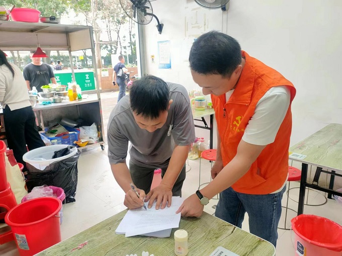 福城街道兴富社区：落实食品安全包保机制，全力守护“舌尖上的幸福感”1.jpeg