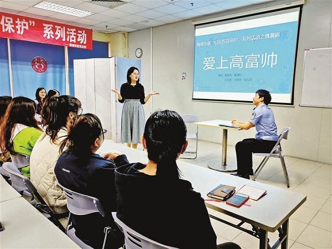 福城街道律师志愿者到园区演情景剧教企业职工防婚恋诈骗.jpg