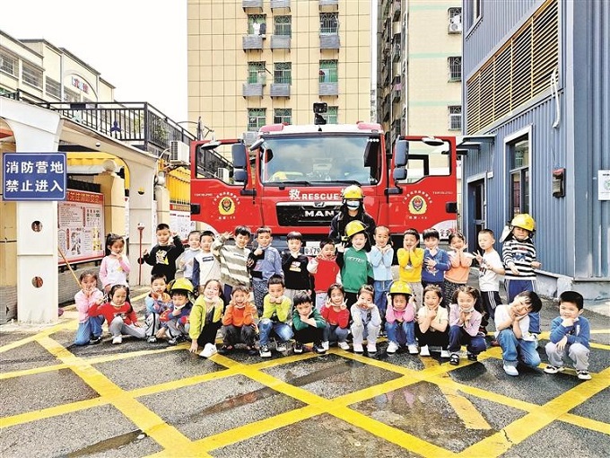 福城街道兴富社区组织幼儿园小朋友到消防站参观学习1.jpg