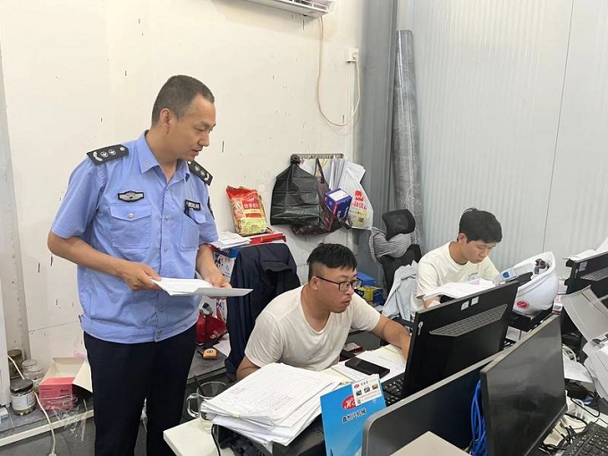 福城街道社区网格员假期守岗保平安1.jpg