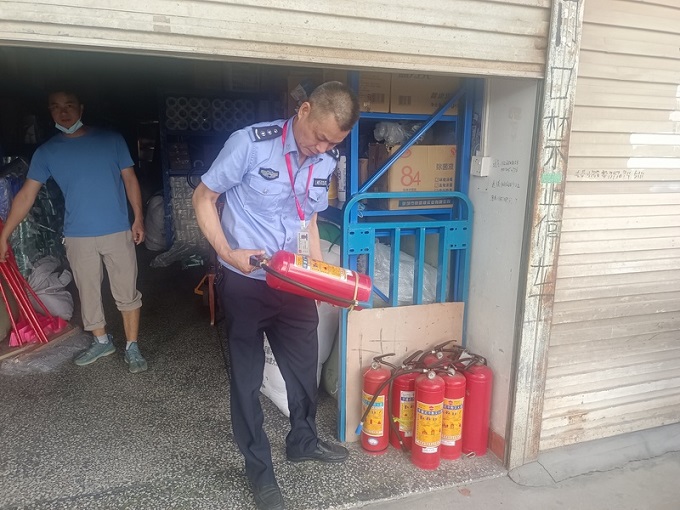 福城街道社区网格员假期守岗保平安3.jpg