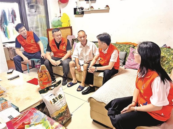 福城街道丹湖社区为老党员送关爱.jpg