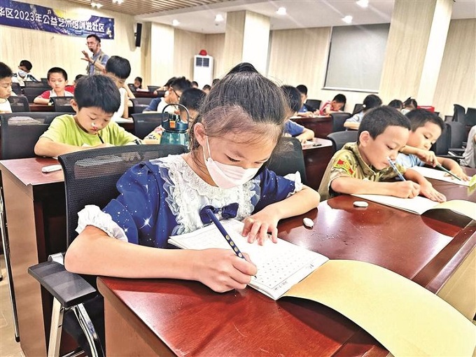 福城街道兴富社区硬笔书法培训班开班.jpg