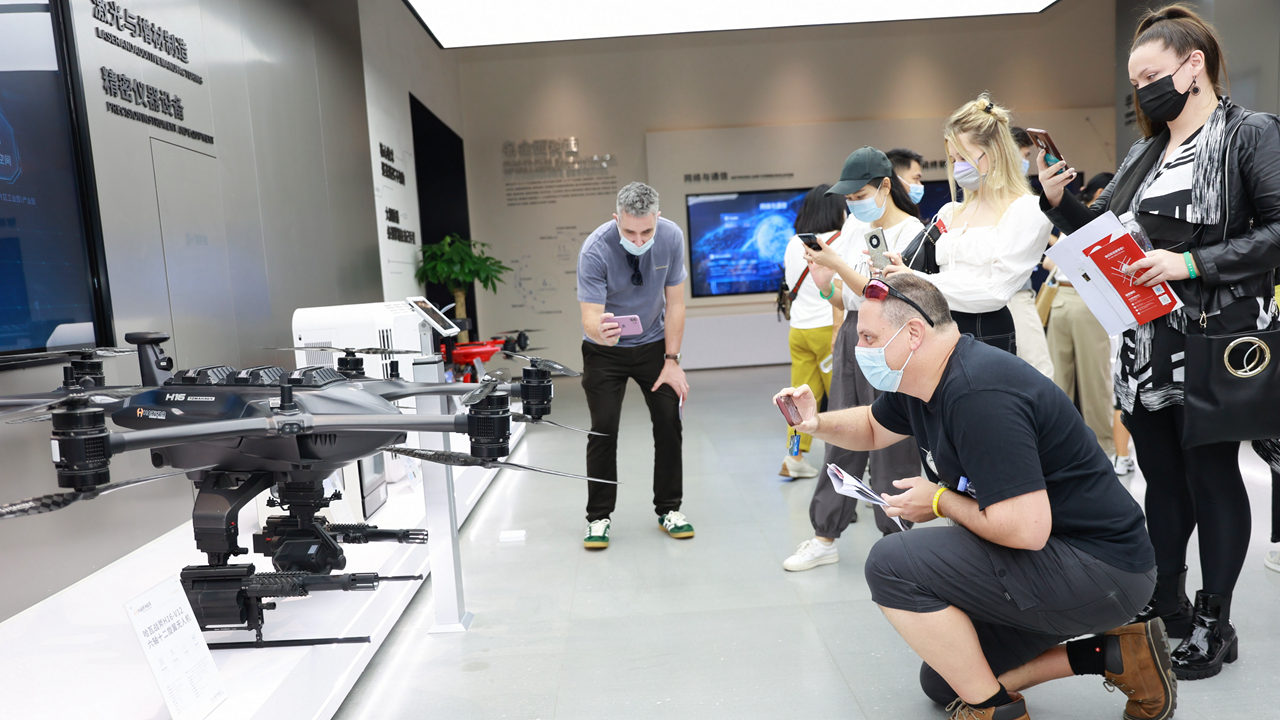 Expats take photos of drones manufactured by Longhua-based tech enterprises at Longhua Urban Hall in Minzhi International Block during the tour in November, 2022. Courtesy of the organizer_副本.jpg