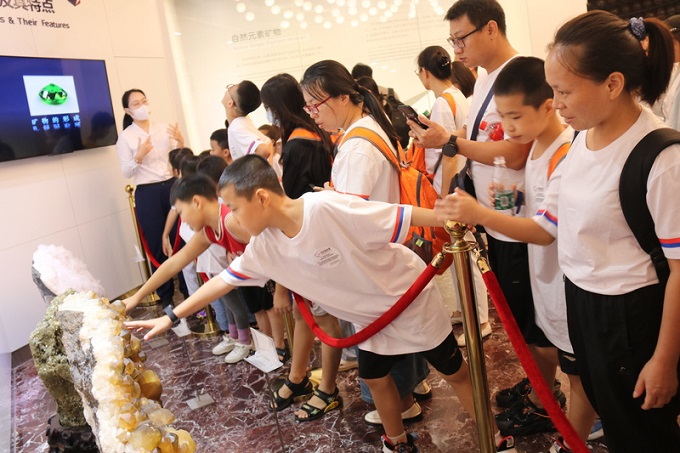 福城街道桔塘社区25对亲子赴大鹏地质公园探索大自然的奥秘3.jpg
