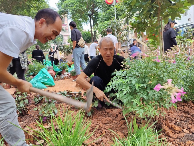 福城街道茜坑社区30名邻里参与“半亩田园”亲邻之家改造3.jpg