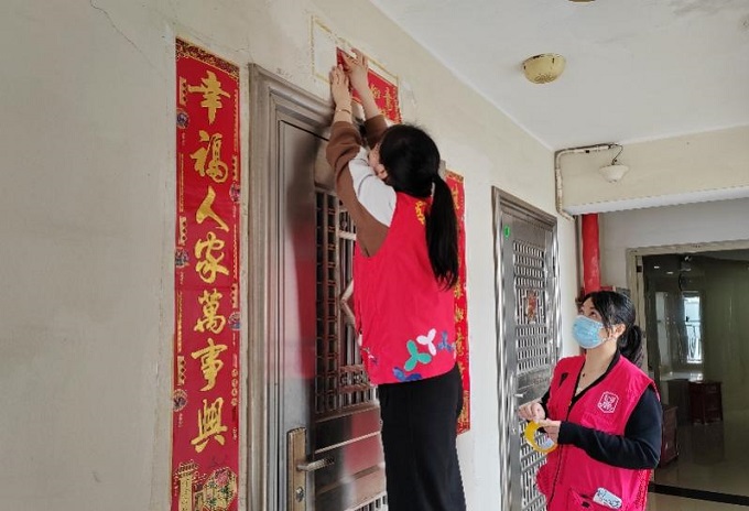 福城街道丹湖社区为特殊家庭暖心装饰，传递新春爱与力量3.jpg
