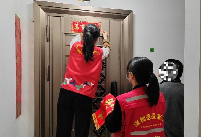 福城街道丹湖社区为特殊家庭暖心装饰，传递新春爱与力量2.jpg