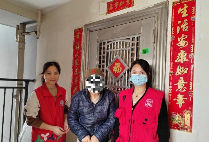 福城街道丹湖社区为特殊家庭暖心装饰，传递新春爱与力量1.jpg