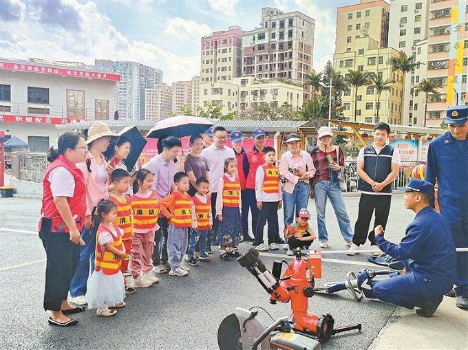 福城街道九龙山社区开展小小消防员沉浸体验活动1.jpg