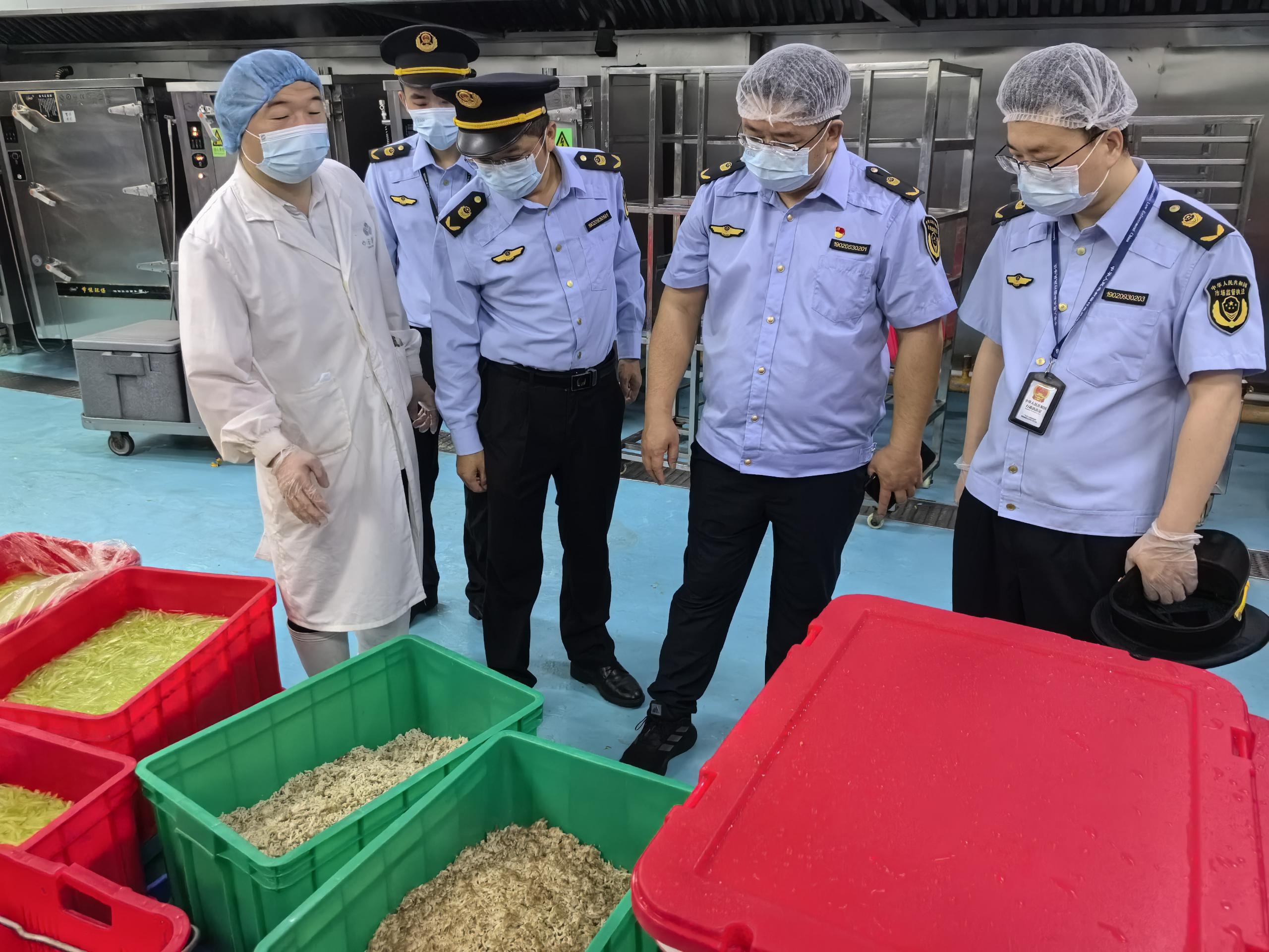 市市场监督管理局龙华监管局黄学淋副局长带队开展食品安全检查