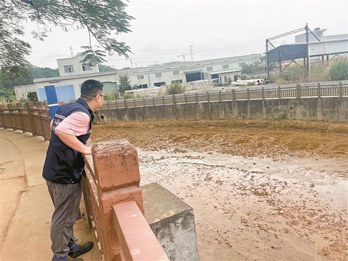 福城街道开展巡查防范极端天气1.jpg