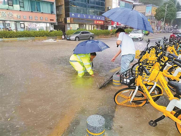 民治街道多措并举疏通道路积水