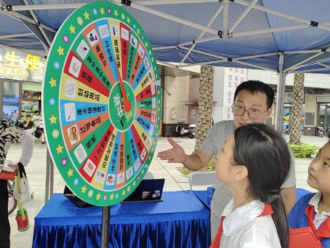 福城街道开展垃圾分类暨世界地球日宣传活动，助推垃圾分类观念深入人心4.jpeg